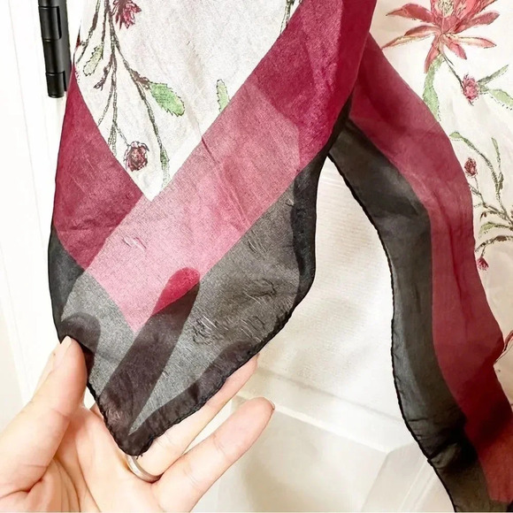 Chan Luu 100% Silk Burgundy Black Border Floral Print 40" Scarf - Picture 3 of 5
